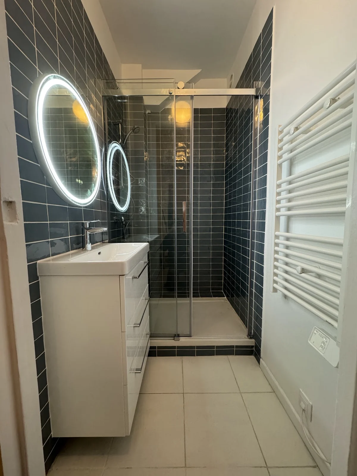 Douche et vasque dans une salle de bain bleue
