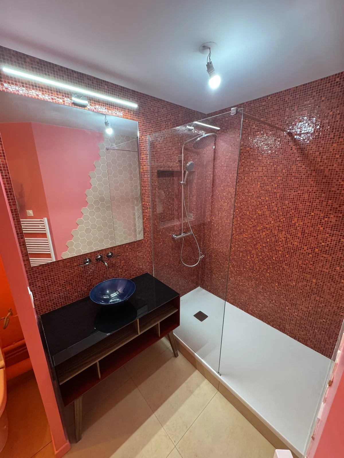 Salle de bain avec douche en mosaïque rouge