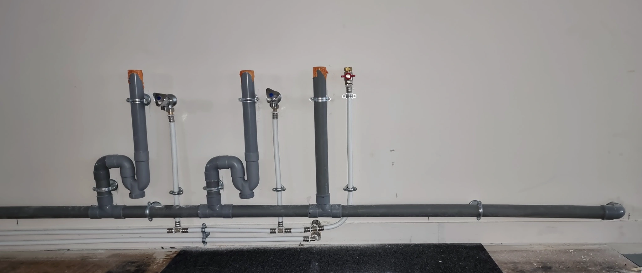 Réseaux d’alimentation et d’évacuation installés le long d’un mur