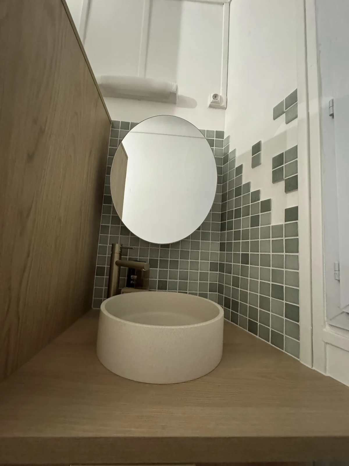 Vasque ronde sur un plan en bois